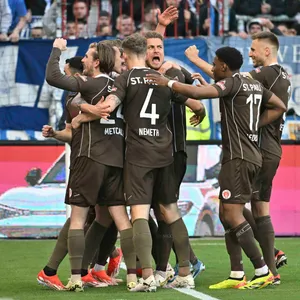 St. Pauli bejubelt den entscheidenden Treffer zum 1:0 gegen Hansa.