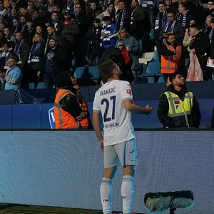 Hoffenheims Andrej Kramaric vor der Fankurve