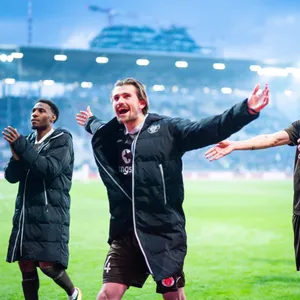 Dap Afolayan, Connor Metcalfe und Jackson Irvine nach dem 1:0 gegen Rostock