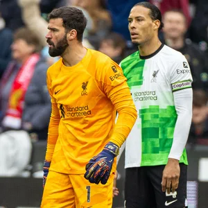 Hängende Köpfe bei Liverpools Alisson Becker und Virgil van Dijk