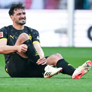 Mats Hummels sitzt auf dem Platz
