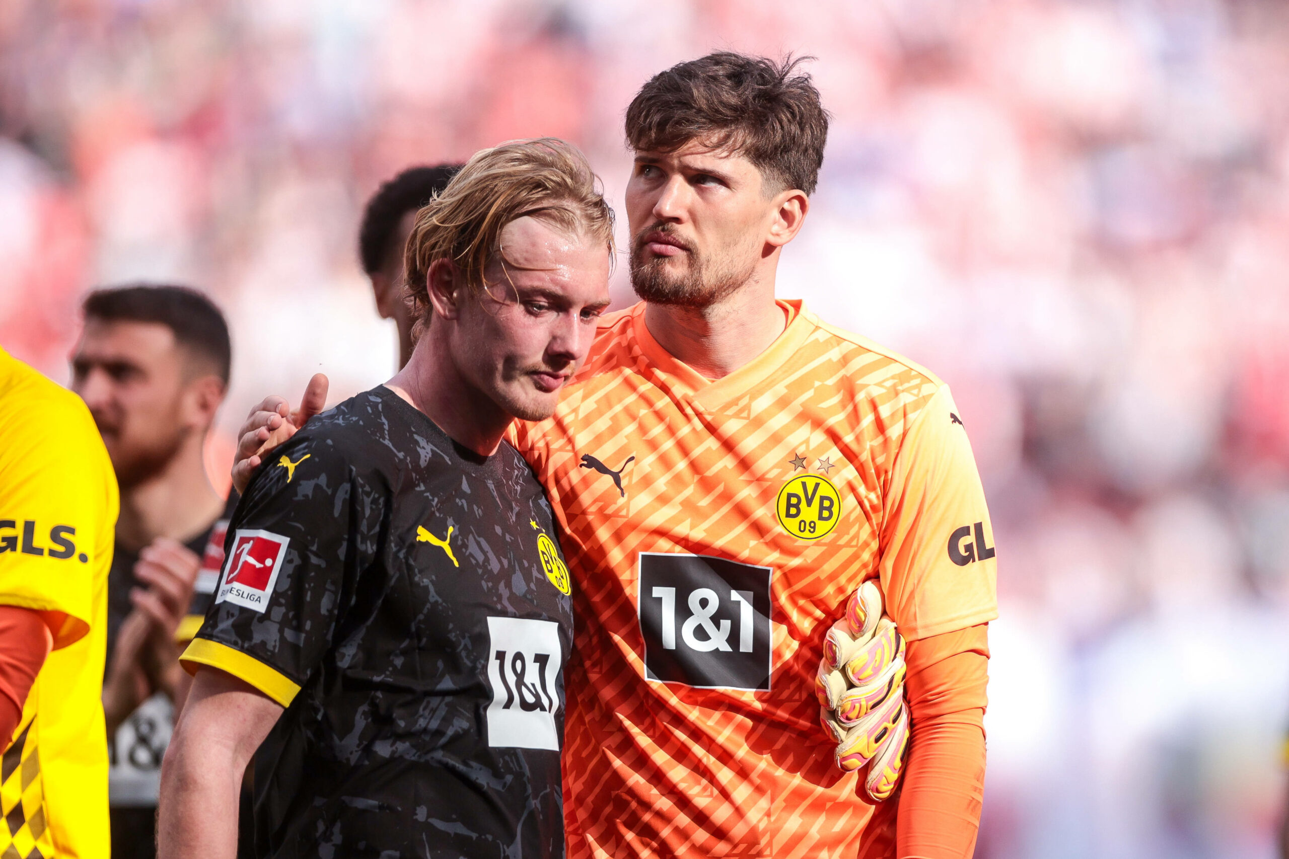 Gregor Kobel und Julian Brandt mit hängenden Köpfen nach der Niederlage in Leipzig