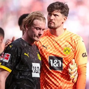 Gregor Kobel und Julian Brandt mit hängenden Köpfen nach der Niederlage in Leipzig
