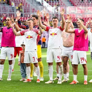 Die Leipzig-Profis bejubeln einen Sieg mit ihren Fans.