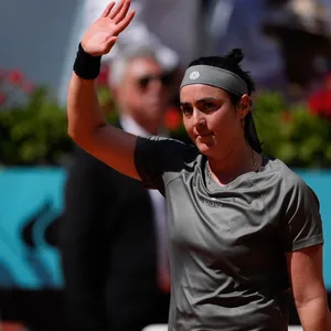 Tunesiens Tennis-Ass Ons Jabeur winkt ihren Fans