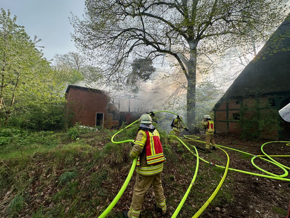 Feuerwehrleute beim Löschen der brennenden Scheune