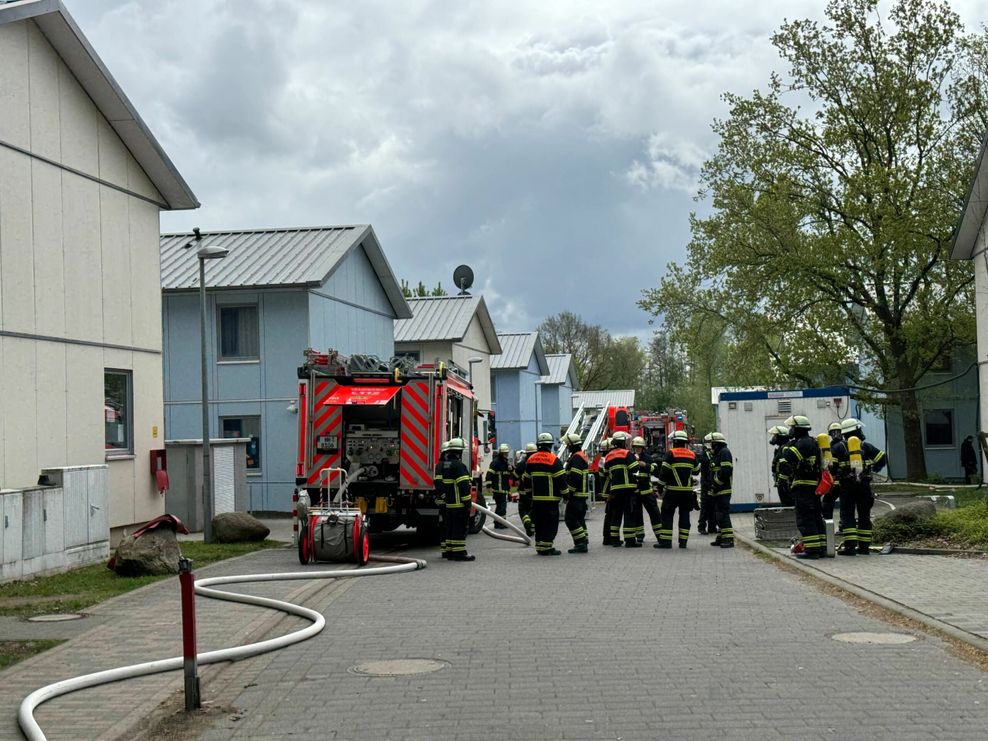 Feuerwehrkräfte vor dem betroffenen Container.