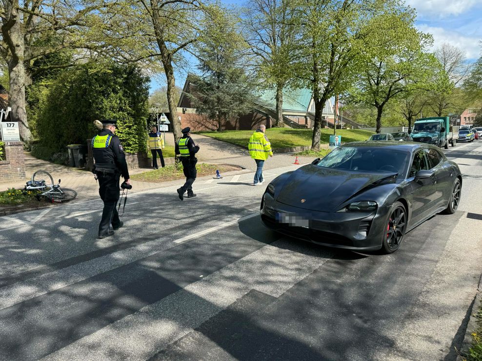 Polizisten an der Unfallstelle in Volksdorf.