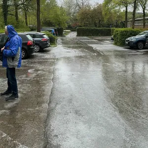 Der fast leere Besucherparkplatz des Loki-Schmidt-Gartens im Regen