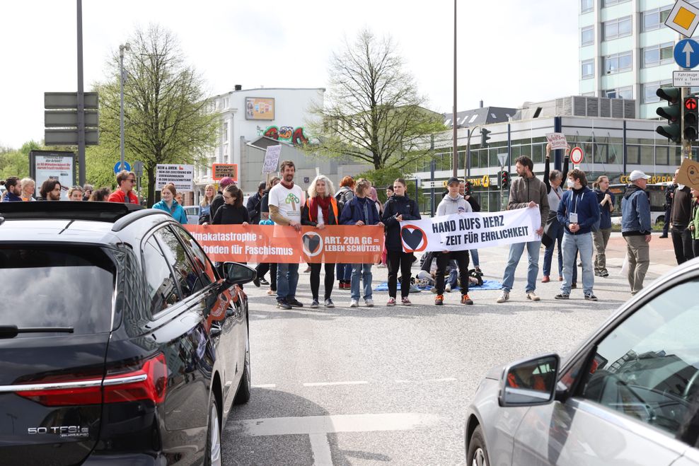 Demonstranten der „Letzten Generation“ blockieren eine Straße in Altona.