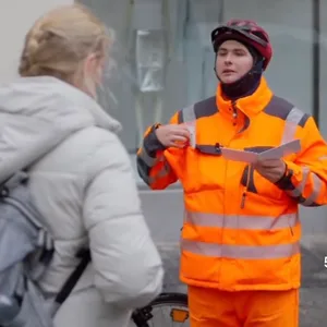 Der „Anzeigenhauptmeister“ Niclas M. macht jetzt Werbung für ein Modehaus – in dem Video verteilt er Gutscheine an Modesünder. Diese Frau hier trägt zum Beispiel eine Schlaghose.