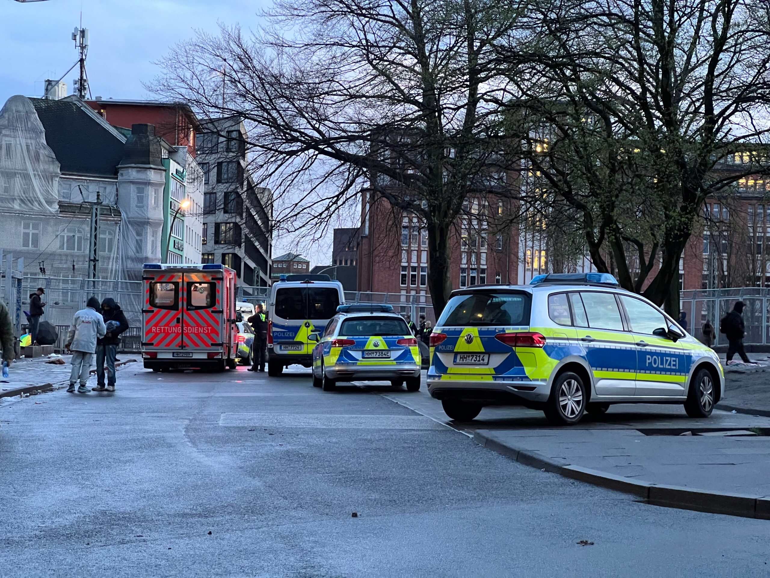 Mehrere Streifenwagen vor dem Drob Inn in St. Georg