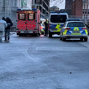 Mehrere Streifenwagen vor dem Drob Inn in St. Georg