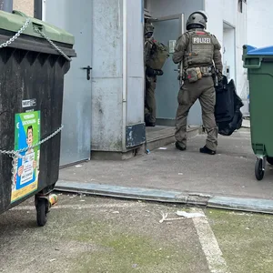 SEK-Kräfte vor dem Haus in St. Georg. Zwei Männer wurden festgenommen.