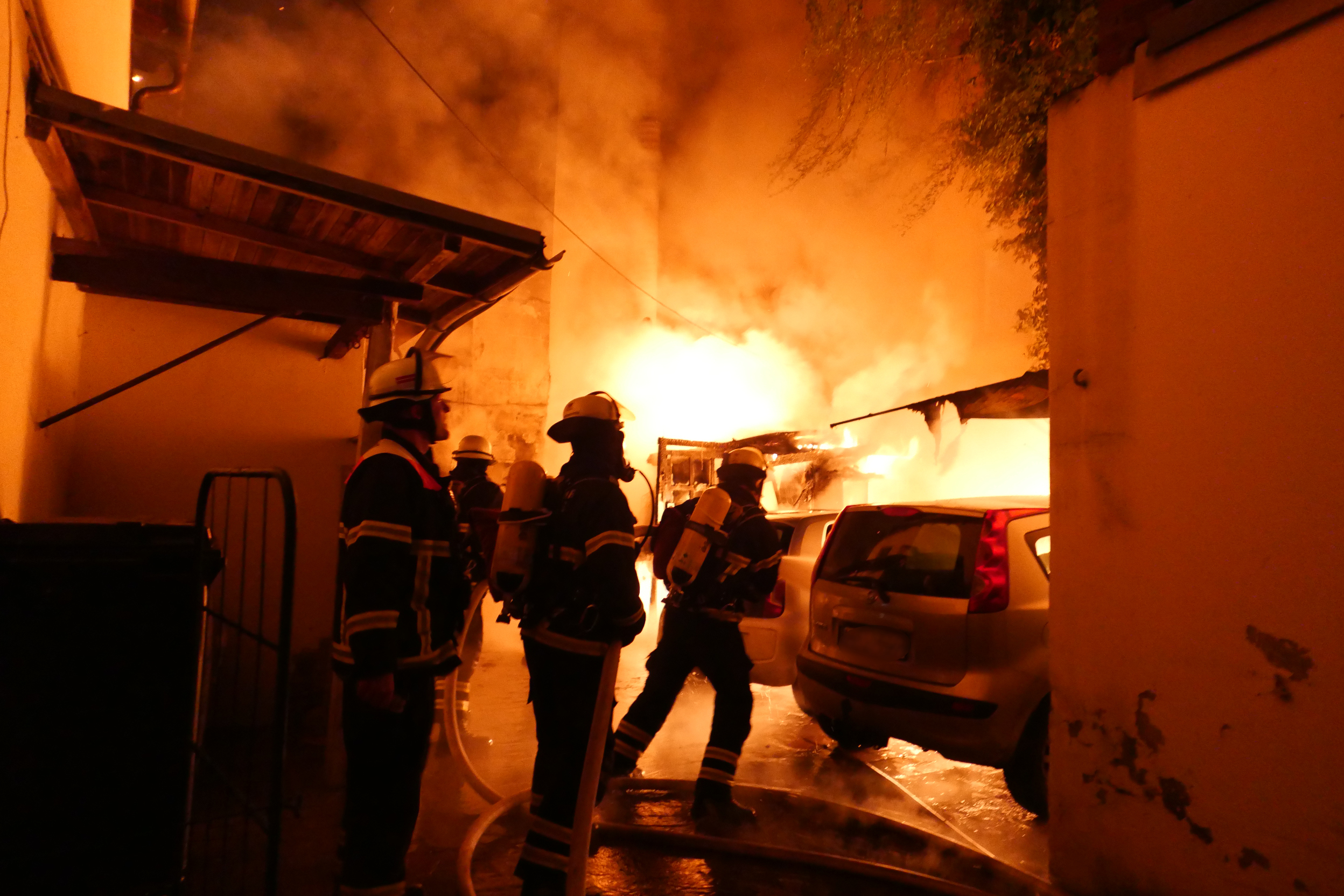 Flammen-Inferno in Lohbrügge: Bei dem Brand wurden sieben Menschen verletzt.