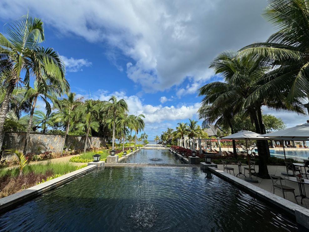 Fotogene Wasserlandschaften umgeben das JW Marriott Mauritius Resort & Spa.