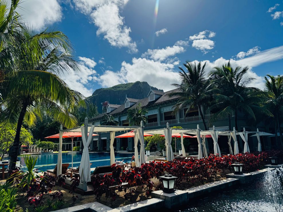Das JW Marriott Mauritius Resort & Spa besticht durch seine eindrucksvolle Lage am Fuße des imposanten Bergs Le Morne Brabant.