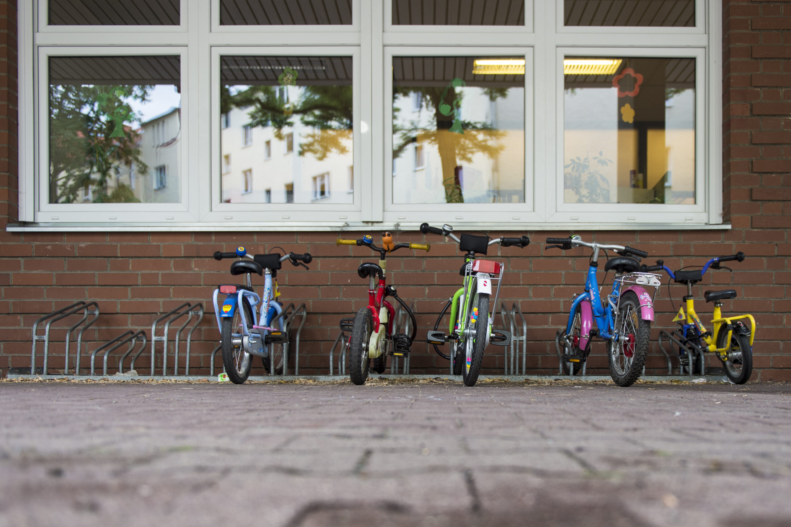 Kinderfahrräder stehen vor einer Kita. (Symbolfoto)