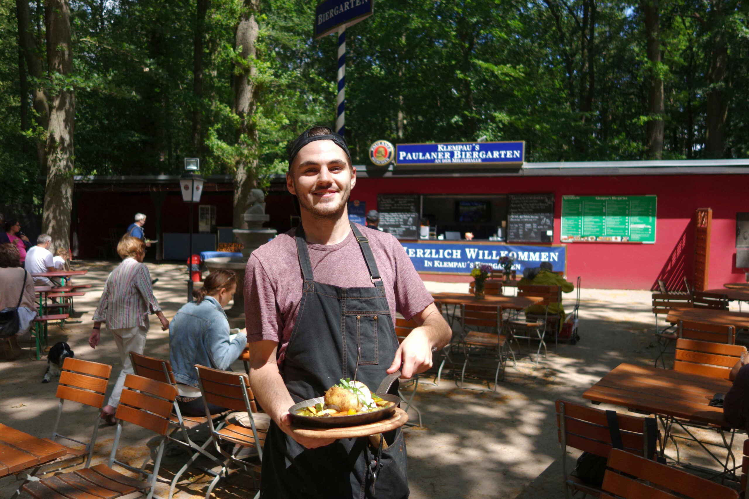 Draußen sitzen in bester Lage - mitten im Volkspark - liegt „Klempau’s Biergarten“.