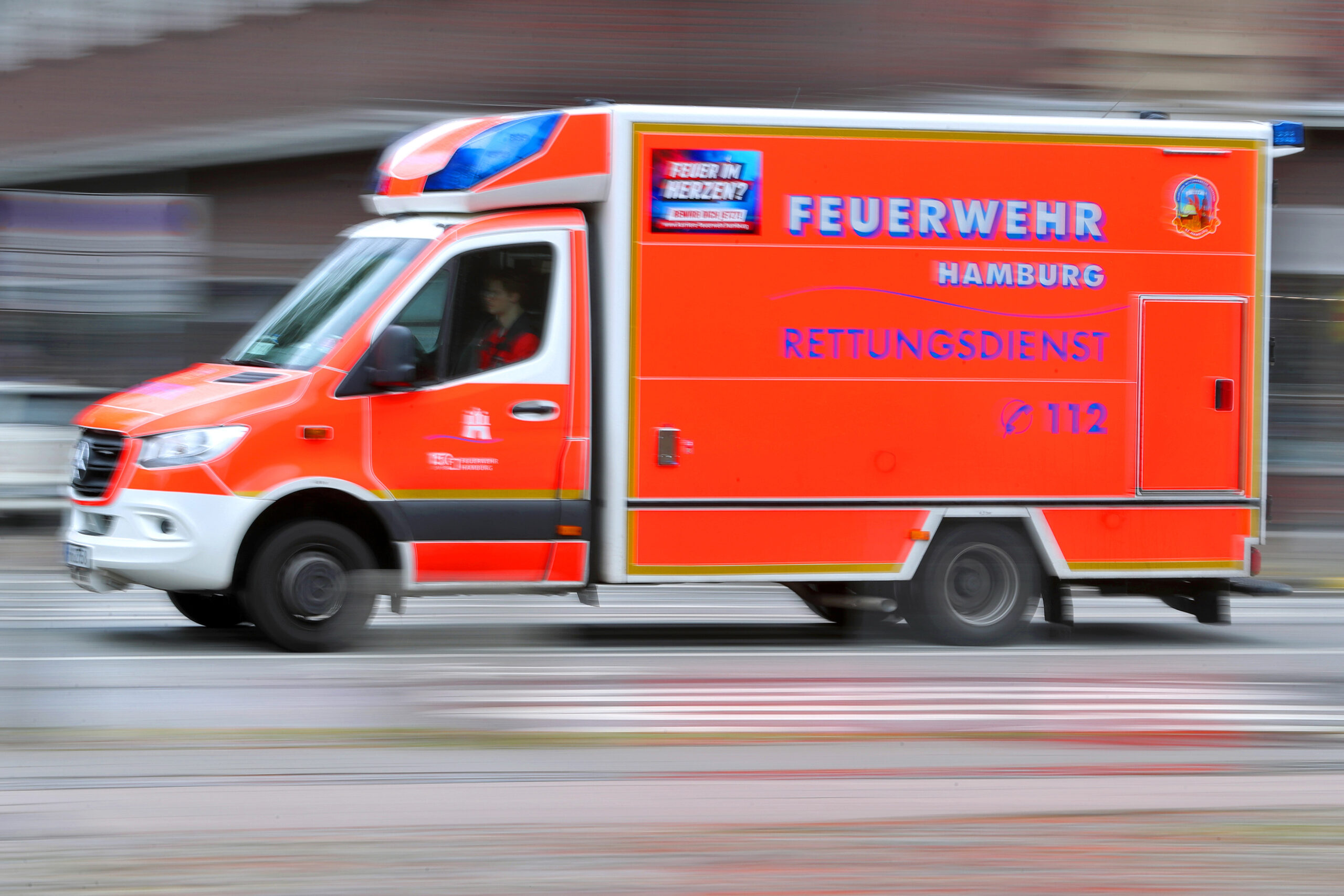 Ein Krankenwagen in Fahrt als Symbolfoto für Unfall in Bergstedt.