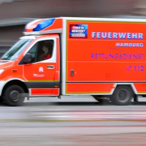 Ein Krankenwagen in Fahrt als Symbolfoto für Unfall in Bergstedt.