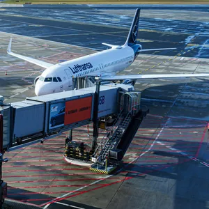 Lufthansa-Maschine am Hamburger Flughafen (Archivbild).