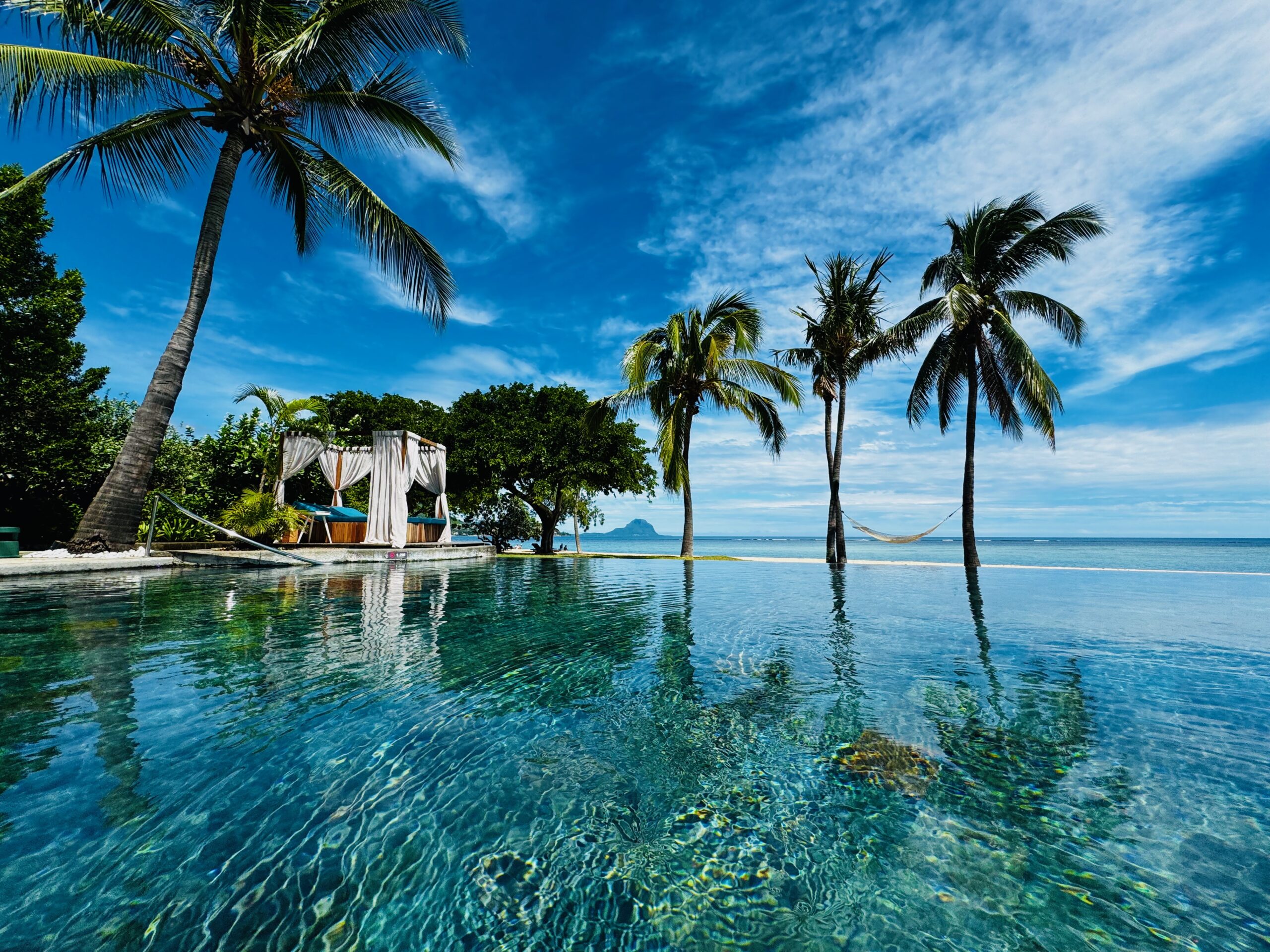 Eindrucksvoll schwappt der Infinity Pool des Maradiva Villas Resort & Spa in die Weiten des Indischen Ozeans.