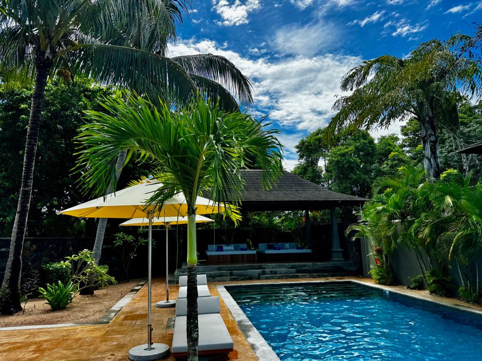 Der verwunschene Maradiva Spa legt sich mit seiner Ruhe und kaskadenförmigen Pool-Landschaft balsamisch auf’s Gemüt.