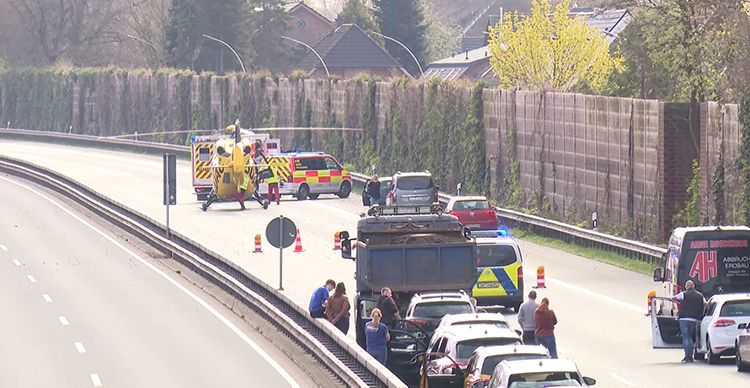 Schwerer Unfall auf A23 bei Hamburg – Autobahn gesperrt, HSV-Fans im Stau