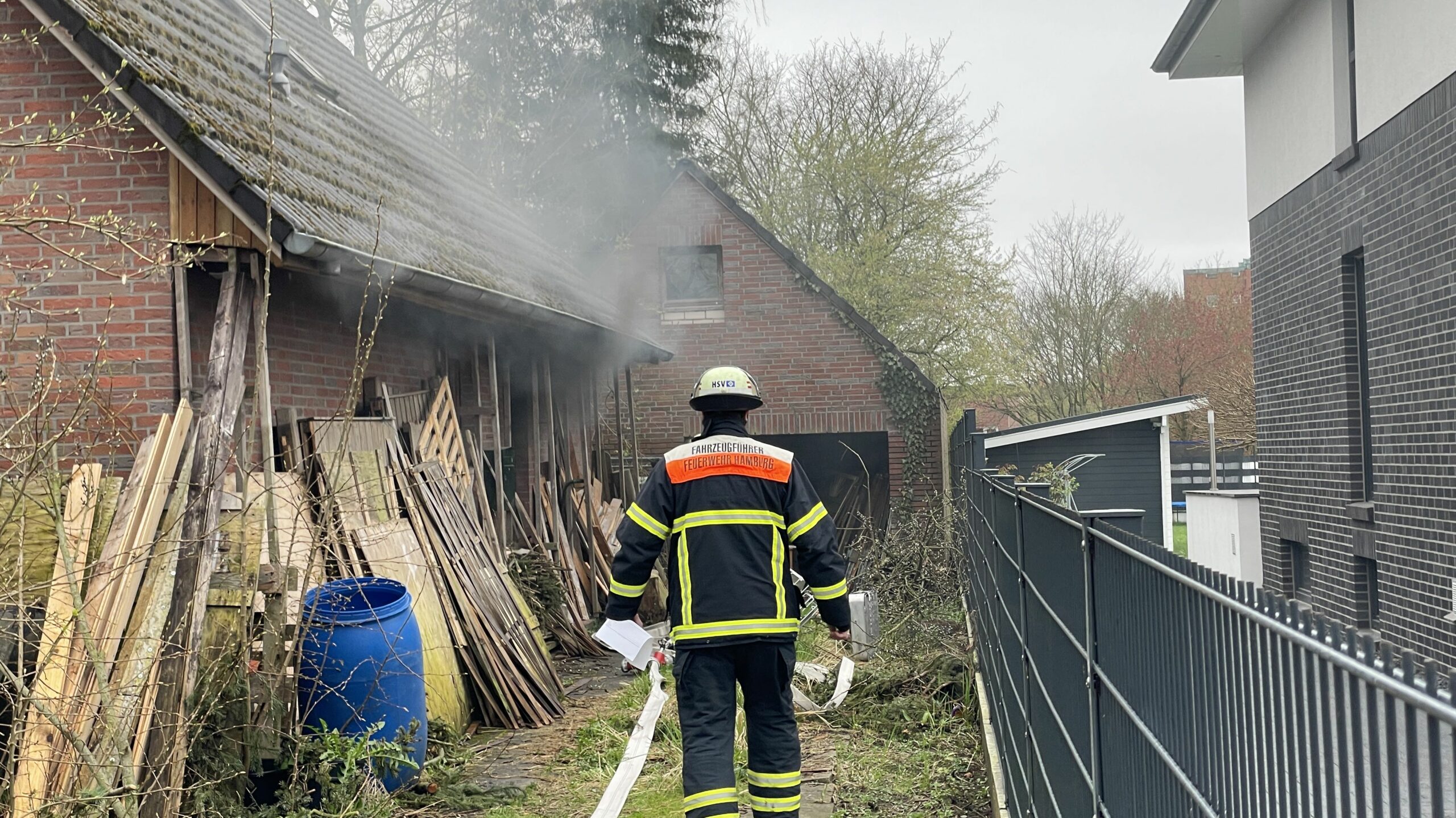 Küchenbrand in Billstedt – Feuerwehr rettet verletzten Bewohner