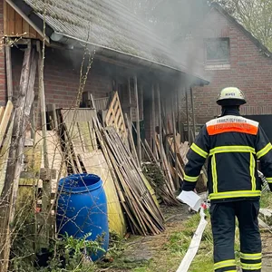 Küchenbrand in Billstedt – Feuerwehr rettet verletzten Bewohner