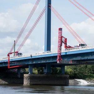 Bauprüfer kontrollieren die Norderelbbrücke. Nach dem Abschluss einer Reparatur kann der Verkehr in Richtung Lübeck/Bremen wieder ungehindert über die Brücke rollen.