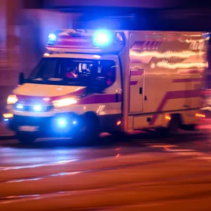 Ein Rettungswagen fährt mit Blaulicht zu einem Einsatz.