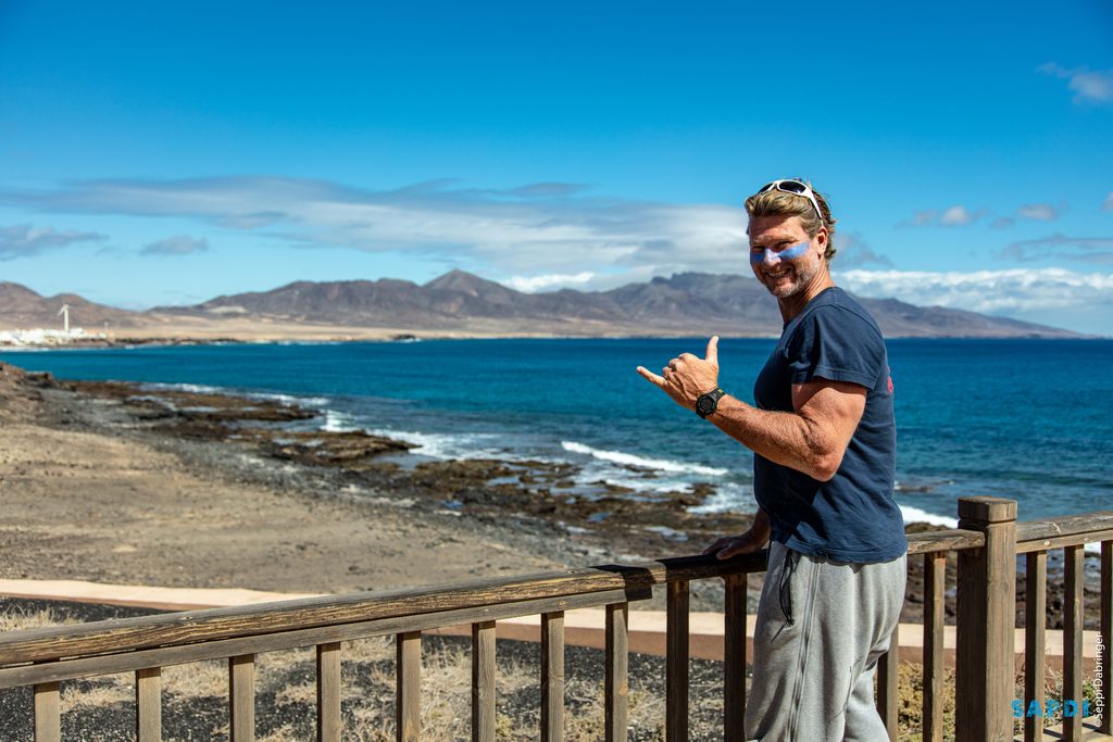 Björn Dunkerbeck am Strand, dahinter ist das Meer zu sehen
