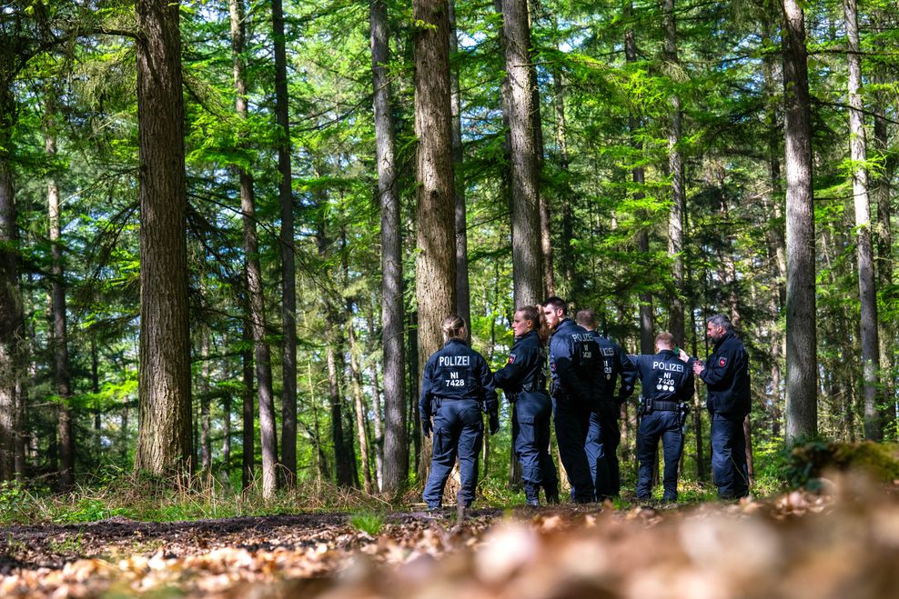 Bremervörde: Einsatzkräfte durchsuchen ein Waldstück. Mehr als dreihundert Einsatzkräfte suchen seit Montagabend nach einem vermissten sechs Jahre alten Kind im niedersächsischen Bremervörde.