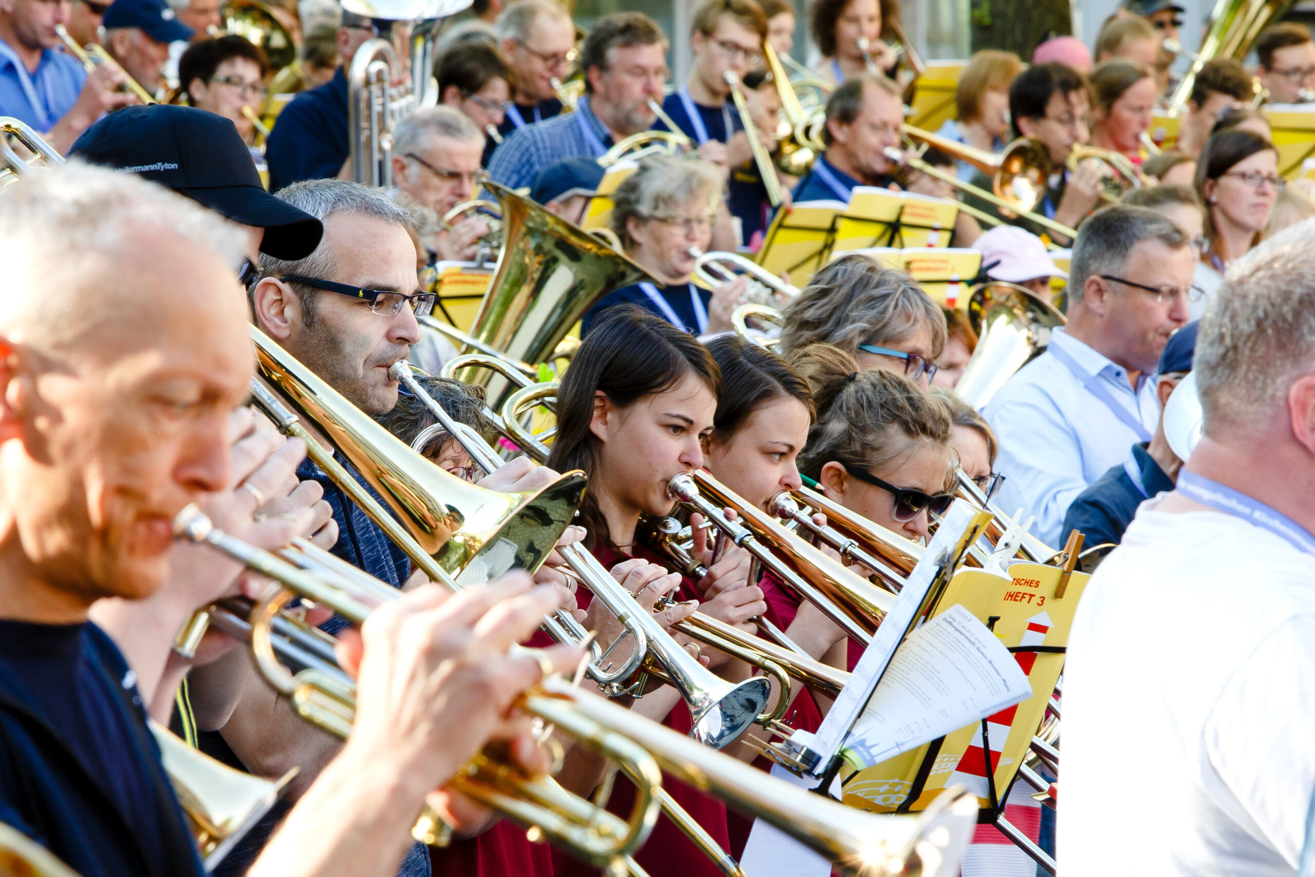 Zahlreiche Posaunenspieler blasen bei der Eröffnung des Posaunentags der Nordkirche in ihre Instrumente.