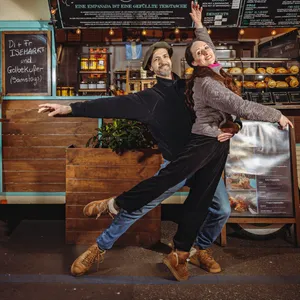 Von Ballett-Tänzern zu Gastronomen: Dario Franconi (47) und Carolina Agüero (48) verkaufen auf dem Isemarkt Empanadas.