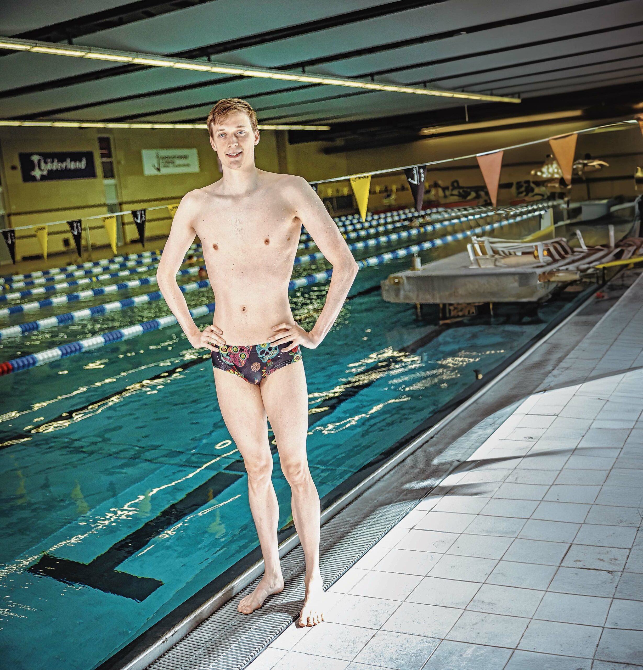 Schwimmer Cornelius Jahn vor dem Becken