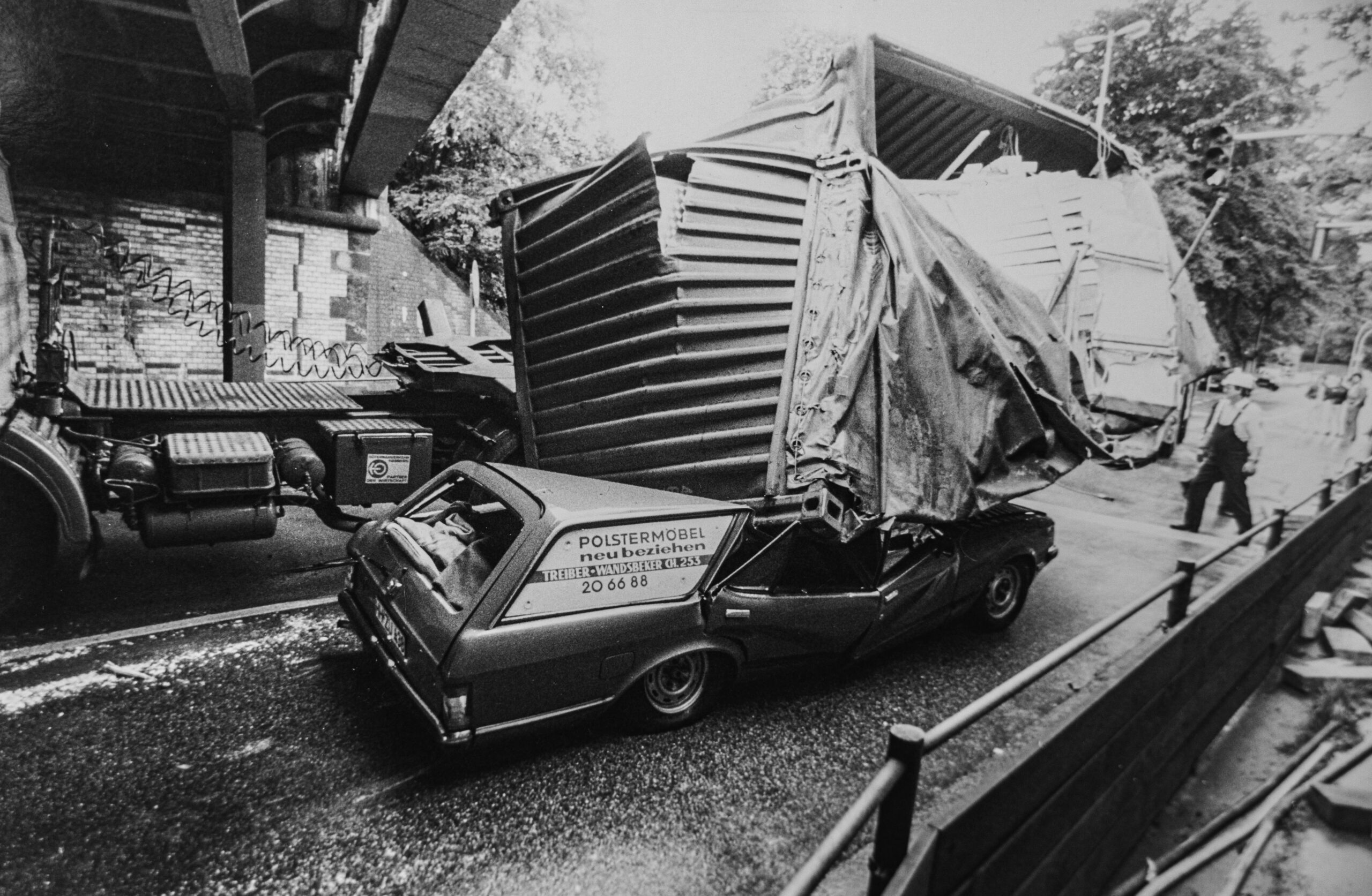 Unglaublich: Bei dem Unfall an der Brücke Bovestraße blieben beide Insassen im Pkw unverletzt.