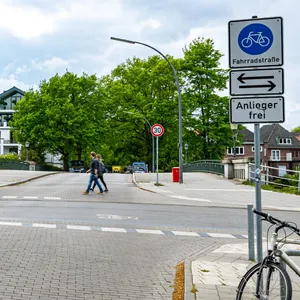 Der Leinpfad in Winterhude ist eine Fahrradstraße. Radfahrer haben hier Vorrang.
