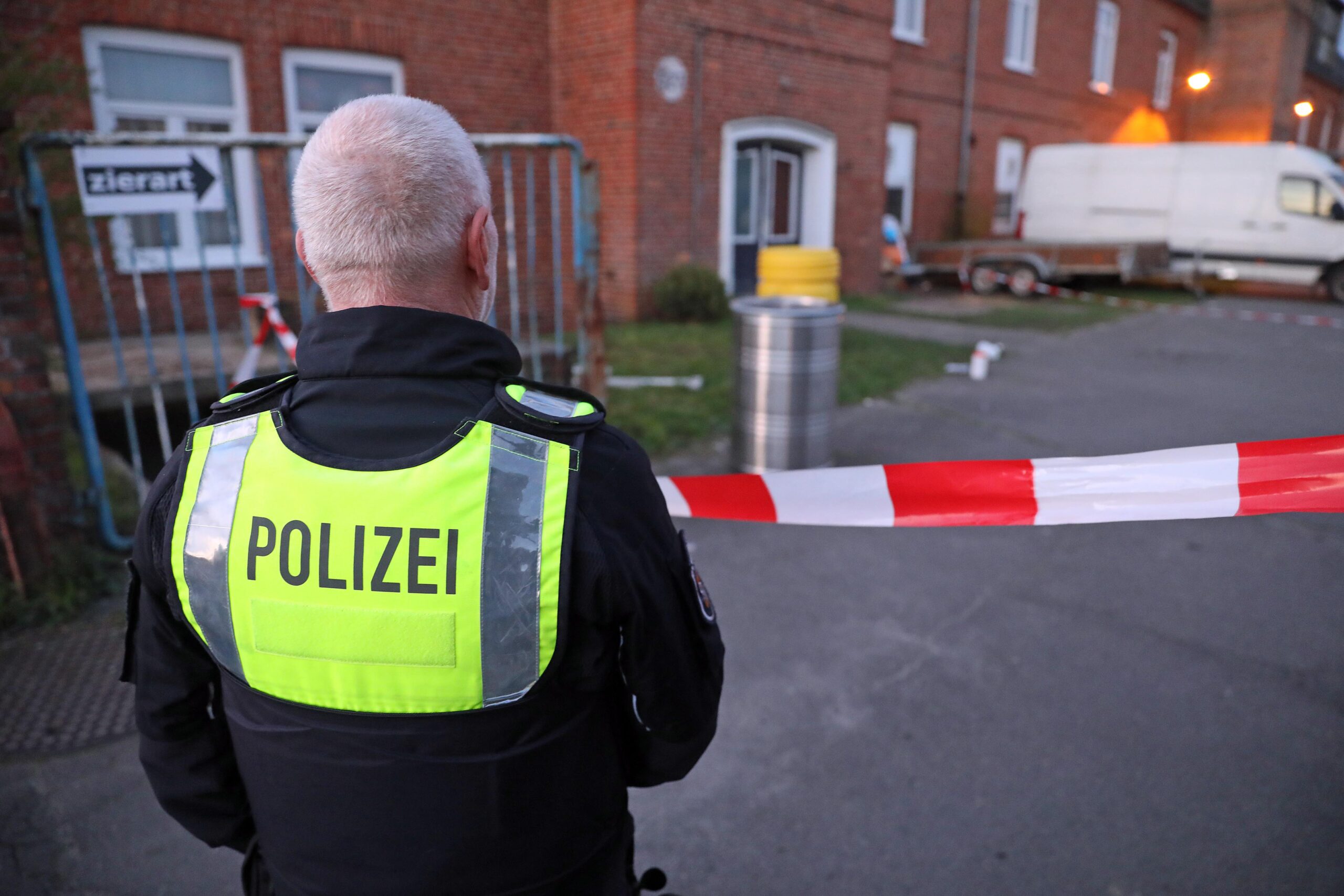 Ein Polizist sichert den Fundort des hochgiftigen Quecksilbers in Rostock.