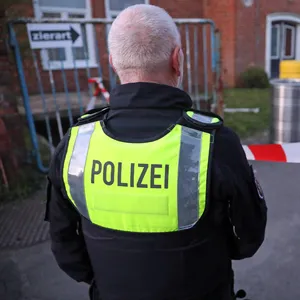 Ein Polizist sichert den Fundort des hochgiftigen Quecksilbers in Rostock.