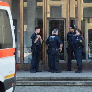Polizisten stehen vor der Uni-Bibliothek in Mannheim. Dort hatte ein Mann Beamte mit einer Machete bedroht – diese griffen zur Dienstwaffe.
