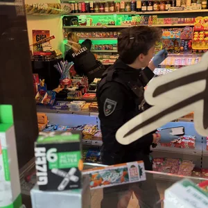 Polizisten in Kiosk