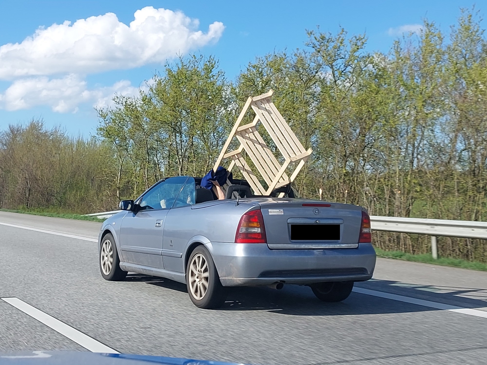 Mit diesem Regal „im“ Wagen wollte die Frau über die Rader Hochbrücke fahren.