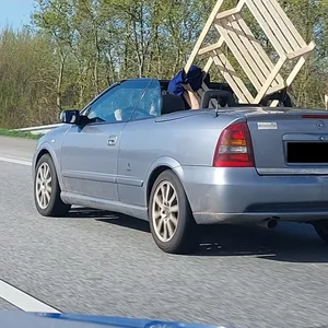Mit diesem Regal „im“ Wagen wollte die Frau über die Rader Hochbrücke fahren.