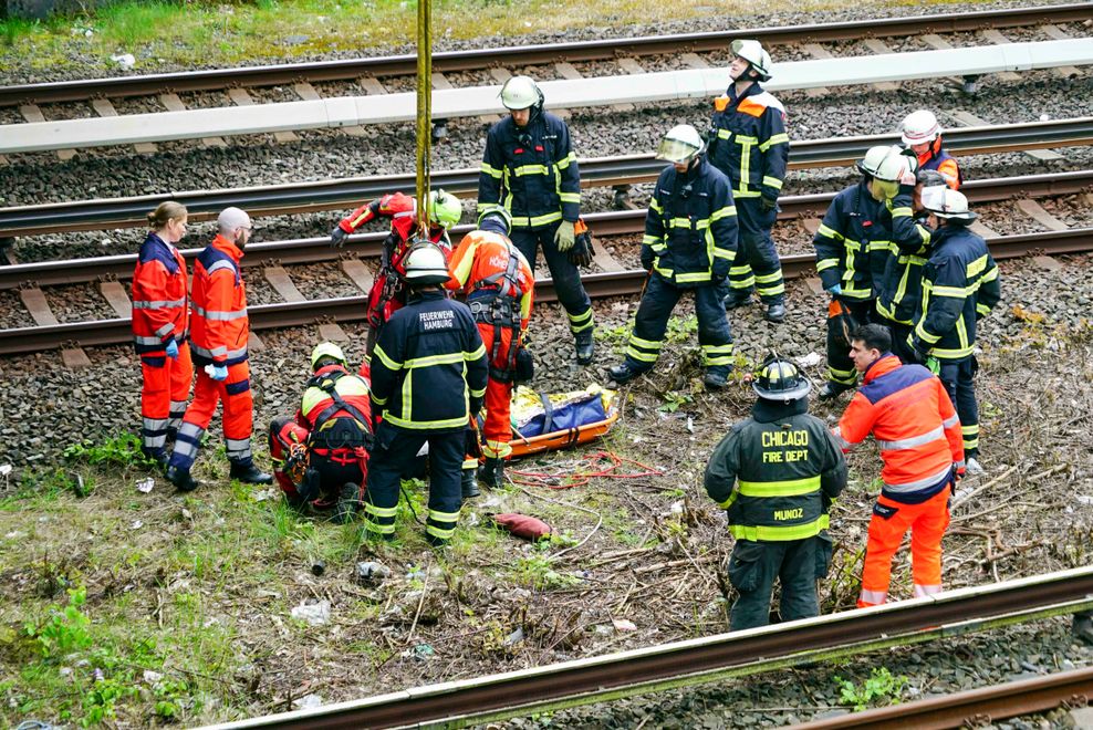 Einsatzkräfte kümmern sich um einen Schwerverletzten.