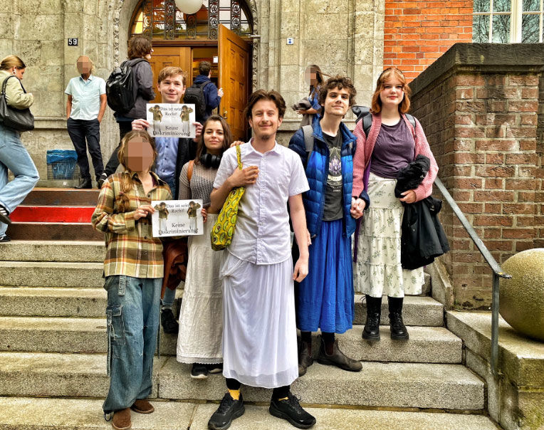 „Keine Diskriminierung“: Schülerinnen und Schüler des Eimsbütteler Modells solidarisierten sich mit Artur (17, Mitte), der von der Schule vor die Tür gesetzt wurde – weil er einen Rock trug.