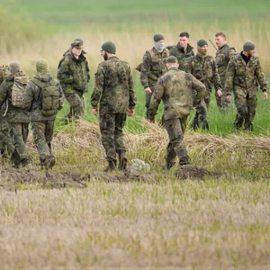 Soldaten laufen über ein Feld
