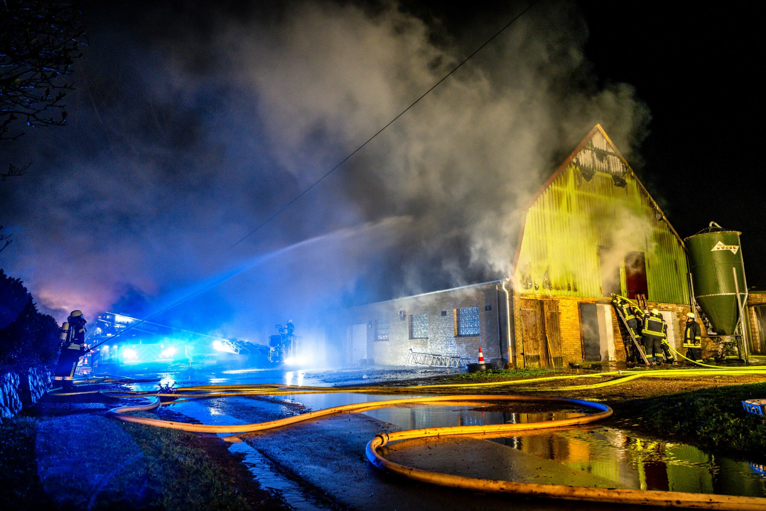 Haus geht in Flammen auf – Feuerwehr rettet zwei Bewohner, einer stirbt